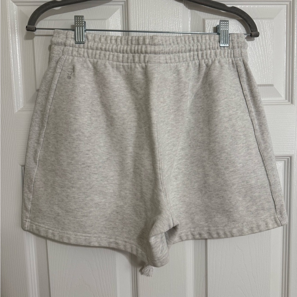 TNA CozyAF Fleece Perfect Hi-Rise Sweatshorts Heather Grey | Aritzia | Size M - Picture 5 of 5